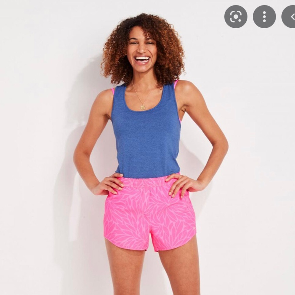 Vineyard Vines performance shorts size M NWT